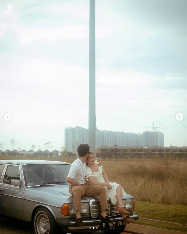 Foto dengan latar belakang ilalang atau rerumputan selalu jadi pilihan klasik yang tak pernah lekang waktu maupun membosankan dalam pemotretan pre-wedding. Foto: @prillylatuconsina/ Instagram