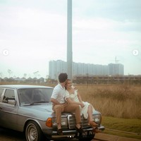 Foto dengan latar belakang ilalang atau rerumputan selalu jadi pilihan klasik yang tak pernah lekang waktu maupun membosankan dalam pemotretan pre-wedding. Foto: @prillylatuconsina/ Instagram