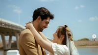 Prilly Latuconsina mengunggah foto mengenakan dress berwarna putih layaknya baju pengantin, berdampingan dengan Reza Rahadian.  Foto: Prilly Latuconsina/ Instagram