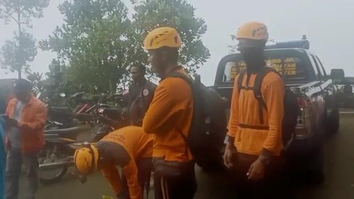 Proses penjemputan dua orang pendaki yang tertahan di lereng Gunung Batukaru, Tabanan, Bali, Jumat (17/6/2022).