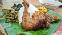 Di rumah makan Minang Bersaudara ini ada juga ayam bakar yang rasanya istimewa. Rasa legit bumbunya tak hanya di bagian luar saja, tapi juga di bagian daging ayam yang bahkan meresap hingga ke tulang. Foto: detikcom/Diah Afrilian