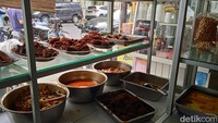 Setiapo harinya ada lebih dari 20 jenis lauk pauk yang disajikan. Menu yang paling populer di sini adalah rendang, ayam goreng serundeng hingga gulai ikan kakap yang lezat. Foto: detikcom/Diah Afrilian