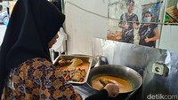 Seluruh masakannya dimasak langsung di dapur rumah makan Minang Bersaudara. Bahan-bahan yang segar dan bumbu berkualitas selalu menjadi perhatian di rumah makan ini. Foto: detikcom/Diah Afrilian