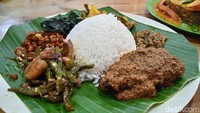Rasa bumbu rendang buatan Mariana ini cukup unik. Antara sensasi bumbu kari, rasa pedas, hingga cita rasa khas rendang semuanya bisa dirasakan tanpa ada yang terlalu menonjol. Rendang ini bahkan menjadi favorit MasterChef William Ghozalli. Foto: detikcom/Diah Afrilian
