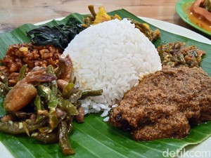 Lamak Bana! Gulai Ikan Kakap dan Rendang di Dekat Halte Pasar Muara Karang