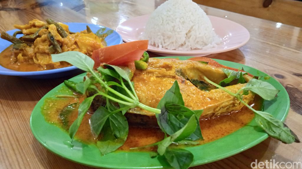 Lamak Bana! Gulai Ikan Kakap dan Rendang Empuk di Dekat Halte Pasar Muara Karang