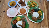 Waktu di Medan, kita jualan di pasar pembelinya banyak orang Padang. Jadi saya banyak tanya soal racikan bumbu khas Padang itu seperti apa. Bahkan pekerja saya juga ada yang orang Padang, saya tanya bagaimana cara orang tuanya memasak di rumah? Sampai akhirnya saya punya racikan yang pas, kata Mariana. Foto: detikcom/Diah Afrilian