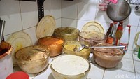 Tak ingin seperti penjual bumbu lainnya, seluruh racikan bumbu Mariana digiling sendiri. Mulai dari bawang merah, bawang putih hingga bumbu kari yang menjadi kunci untuk resep masakan Padangnya tersusun di rapi di dapur yang juga dijaga kebersihannya. Foto: detikcom/Diah Afrilian