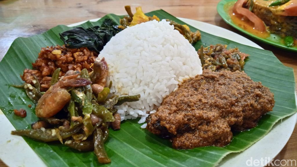 Lamak Bana! Gulai Ikan Kakap dan Rendang Empuk di Dekat Halte Pasar Muara Karang