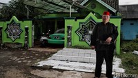 Kalau ini adalah Damin Sada seorang Jawara pada zamannya dan juga pernah menjabat sebagai Kepala Desa selama 13 tahun. Latar belakangnya bukan dari kalangan keluarga yang kaya raya, Ia bersekolah hanya sampai dibangku SMP saja. Tetapi hal itu tidak membuatnya berputus asa dengan keadaan, Ia buktikan kini bisa menjadi orang terpandang di Kampung Gabus.