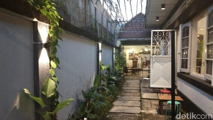 Salah satu sudut kafe bertema indusrial vintage di Surabaya