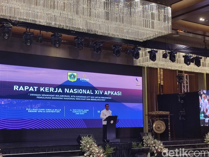 Sambutan Ridwan Kamil dalam rakernas APKASI di Hotel Vimalla, Kecamatan Megamendung, Kabupaten Bogor. (Rizky Adha Mahendra/detikcom)
