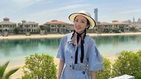 Ia juga mengaku menikmati liburannya dengan menyewa mobil sport hingga yacht 4 lantai. (Foto: (dok. Instagram)