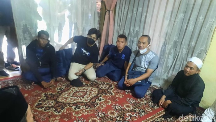 Sejumlah pemain Persib Bandung datang bertakziah ke rumah almarhum Ahmad Solihin, Bobotoh yang meninggal dunia di Stadion GBLA pada laga Persib vs Persebaya Surabaya, Jumat (17/6/2022) malam.