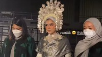 Sivia Azizah memakai suntiang di hari pernikahan. (Foto: dok instagram @agthpricilla)