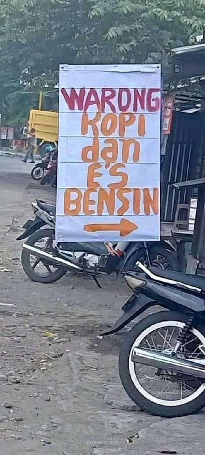Duh! 10 Penjual Makanan Ini Tawarkan Menu Esktrem Pada Spanduknya