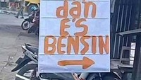 Sepertinya ada kesalahan menuliskan tanda baca. Warung kopi dan es serta penjual bensin ini seolah menjadi menjual kopi dan es dengan campuran bensin.Foto: Twitter/@nocontextwarung