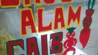 Bukan pesugihan, bakso yang dijajakan ini dikatakan datang dari alam gaib. Lengkap dengan ilustrasi pocong dan tuyul, kira-kira baksonya pakai daging apa ya? Foto: Twitter/@nocontextwarung