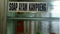 Ingin menggunakan istilah asing, penjual sup ayam kampung ini justru bikin penjualnya takut keracunan. Kata Sop malah ditulis menjadi soap yang berarti sabun. Duh, takutnya setelah makan sup ini bisa membuat mulut berbusa! Foto: Twitter/@nocontextwarung
