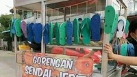 Masih belum diketahui motivasi pemilik gerobak gorengan ini. Menyajikan menu gorengan tetapi bahan yang dipajang di gerobaknya justru sandal jepit, bukan sayur maupun pisang dan yang lainnya. Foto: Twitter/@nocontextwarung