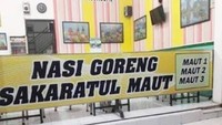 Ngeri! Nasi Goreng Sakaratul Maut ini bikin pelanggannya berpikir dua kali jika ingin makan di sini. Sebaiknya siapkan amalan dan pahala yang cukup dulu baru kemudian bisa makan di sini. Foto: Twitter/@nocontextwarung