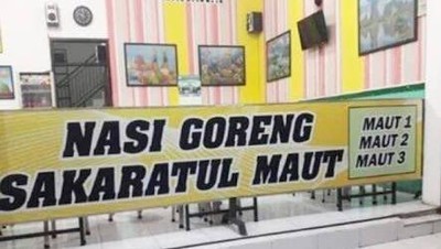 Duh! 10 Penjual Makanan Ini Tawarkan Menu Esktrem Pada Spanduknya