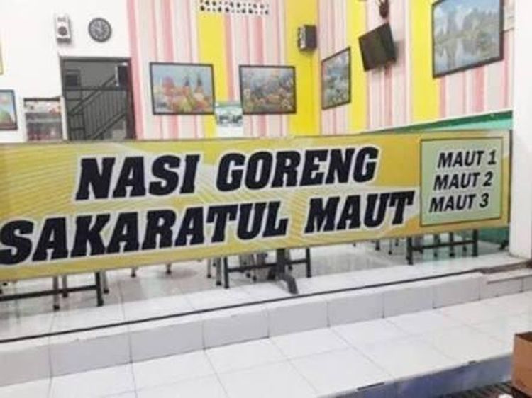 Duh! 10 Penjual Makanan Ini Tawarkan Menu Esktrem Pada Spanduknya