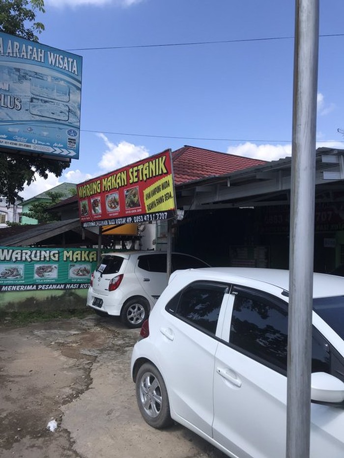 Duh! 10 Penjual Makanan Ini Tawarkan Menu Esktrem Pada Spanduknya