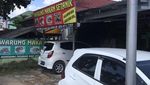 Duh! 10 Penjual Makanan Ini Tawarkan Menu Esktrem Pada Spanduknya