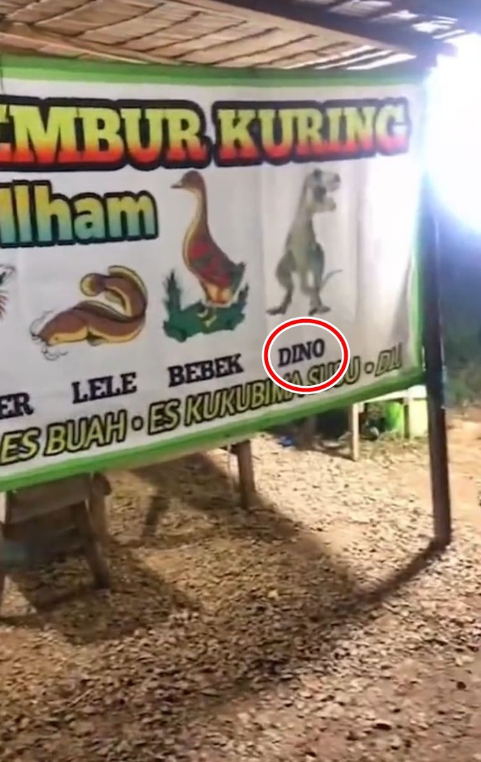 Spanduk nyeleneh Duh! 10 Penjual Makanan Ini Tawarkan Menu Esktrem Pada Spanduknya