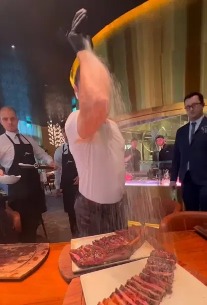 Steaknya Ditaburi Garam oleh Salt Bae, Pengunjung Ini Habiskan Rp 33,7 Juta!