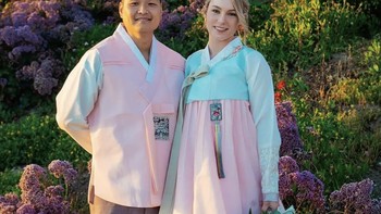 Lisa Vannatta yang berasal dari Kanada lama berpacaran dengan Jay Chae, pria asal Korea. Mereka menikah dengan adat Korea pada tahun 2019. Mereka sempat mengalami bully di media sosial karena hubungan yang beda bangsa. Foto: Instagram