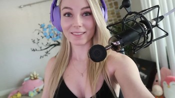 Lisa saat sedang streaming di Twitch. “Aku dulunya bekerja sebagai asisten dokter gigi part time dan juga streaming sampai ternyata streaming bisa menghasilkan uang,” ceritanya mengenai masa awal terjun di dunia streaming sampai akhirnya full time di bidang ini. Foto: Instagram