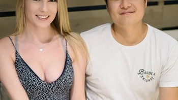 Namun Lisa selalu mencintai pasangannya sepenuhnya. Ia kerap membagikan pose mereka di Instagram.  Sungguh mengherankan banyak orang yang masih demikian rasis, tulisnya dulu ketika menjadi korban bully. Foto: Instagram