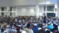 Foto: UAS juga sempat menyinggung penolakan ceramah dirinya yang sempat viral di media sosial. Dia kembali terheran-heran lantaran jemaah yang hadir tetap ramai.Kenapa jemaahnya bisa banyak, melimpah ruah, mobil ditutup kacanya hitam, tetapi anak-anak mudanya bawa motor, why, why? Kenapa ini meriah sekali, ujar UAS. (Muchamad Sholihin/detikcom)