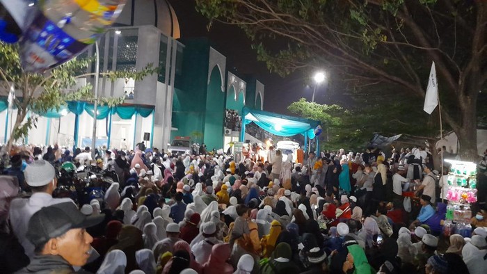 Suasana ceramah Ustaz Abdul Somad di Jonggol, Bogor, Jabar. Suasana ceramah Ustaz Abdul Somad di Jonggol, Bogor, Jabar.