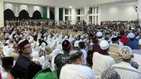 Foto: UAS lalu mulai berceramah tepat pukul 20.30 WIB. Dia kemudian menyampaikan tausiahnya di hadapan jemaah yang tumpah ruah di masjid berkaitan dengan tema yang ditetapkan bersama, yakni tentang 3 hal Yang Menahan Murka Allah. (Tangkapan layar IG Ustaz Abdul Somad)