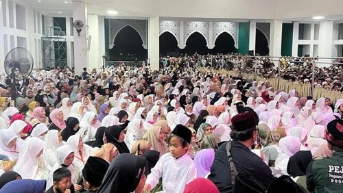 Suasana ceramah Ustaz Abdul Somad di Masjid Cikal Harapan, Citra Indah Jonggol, Bogor, Jawa Barat.