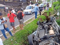 Polisi menyebut bus menabrak 12 kendaraan, terdiri dari mobil dan motor (Foto: Chairul Amri Simabur/detikBali)