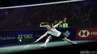 Tzu Ying kini mampu menunjukan dominasinya di set ketiga yang cukup menyulitkan Yufei. Pemain Taiwan itu pun berhasil unggul 11-6 pada interval game ketiga.
