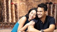 Salah satu momen mesra Tengku dan Tyas yang diunggah ke akun Instagram @tengkutezi. Keduanya tampak manis dan bahagia. Foto: Instagram @tengkutezi