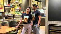 Keduanya bisa berpacaran karena sebelumnya Tengku dan Tyas beradu akting dalam film Marley. Ini momen mereka saat sedang melakukan promo film tersebut. Foto: Instagram @tengkutezi