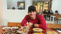 Momen Tengku Tezi makan di restoran sate khas Tegal yang terkenal. Ia memesan sate kambing, tongseng, sop, dan nasi goreng. Foto: Instagram @tengkutezi