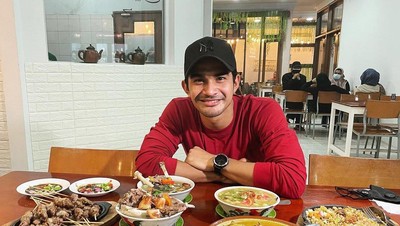 Momen Seru Tengku Tezi Cicip Soto Batok hingga Belalang Goreng