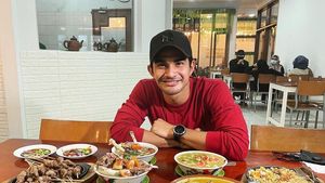 Momen Seru Tengku Tezi Cicip Soto Batok hingga Belalang Goreng