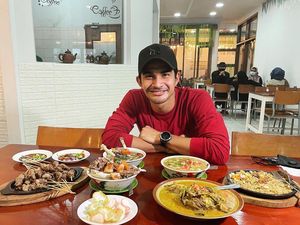 Momen Seru Tengku Tezi Cicip Soto Batok hingga Belalang Goreng