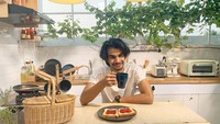 Momen sarapn juga tak pernah dilewatkan oleh Tengku Tezi. Ia tampak menikmati dua lembar roti tawar dan selai stroberi. Foto: Instagram @tengkutezi