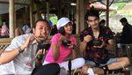 Momen Seru Tengku Tezi Cicip Soto Batok hingga Belalang Goreng