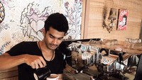 Tengu Tezi juga pernah menciba belajar membuat kopi. Seperti ini momennya di salah ssatu coffee shop. Foto: Instagram @tengkutezi