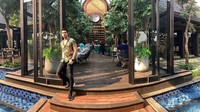 Pose keren Tengku Tezi pernah diambil di restoran bernama Medja yang terkenal di Bogor, Jawa Barat. Restoran tersebut menawarkan beragam hidangan yang dapat dinikmati bersama keluarga. Foto: Instagram @tengkutezi